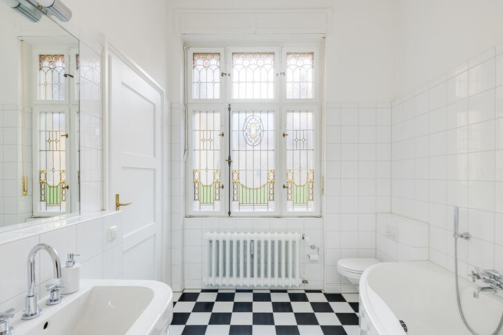 Badezimmer mit Jugendstil-Fenster