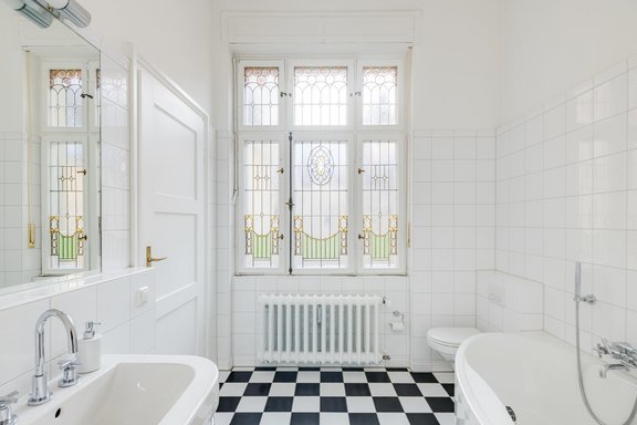 Badezimmer mit Jugendstil-Fenster