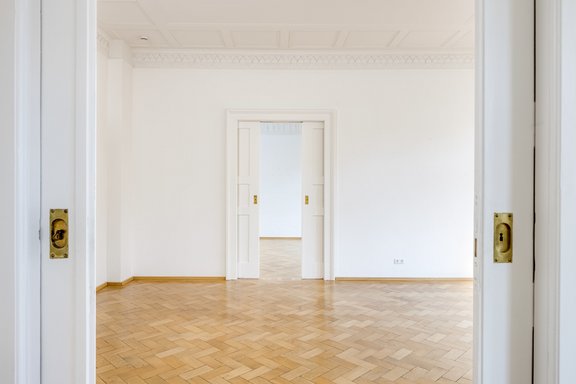 Schiebetüren und Eichenparkett schaffen ein beeindruckendes Ambiente