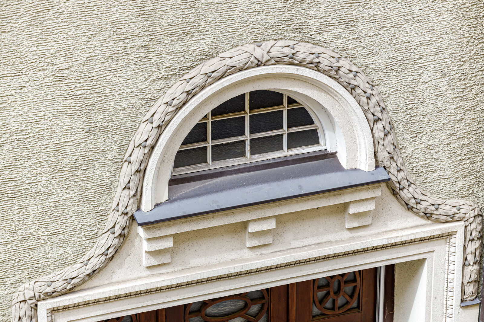 Historische Rundbogenfenster und Putzfaschen