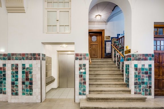 Moderner Aufzug (eingebaut im Jahr 1997)