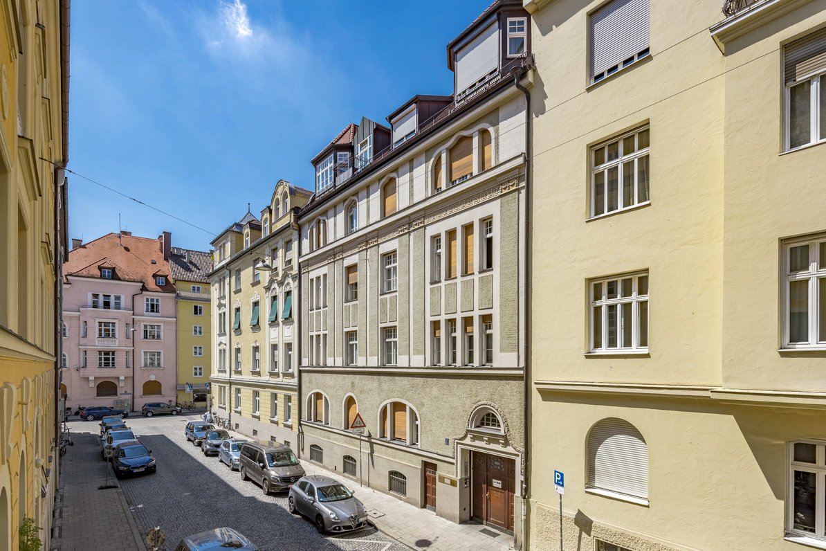Historische Fassade mit reichen Stuckverzierungen und original erhaltenen Fenstern