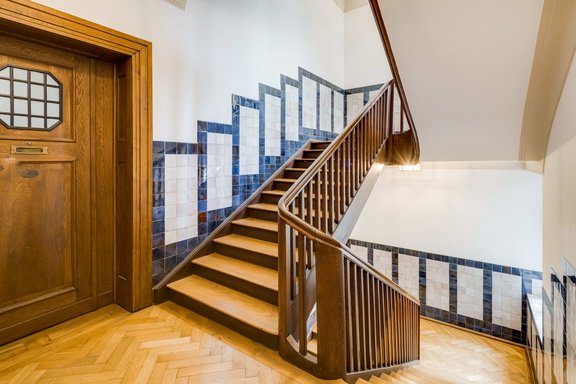 Historisches Holz-Treppenhaus mit originaler Wandkachelung