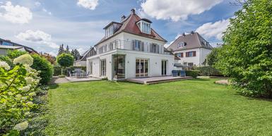 Rarity: Light-filled villa with beautiful garden