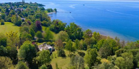 Rarität mit Alpen-Panorama und Seezugang: Ikonische Architekten-Villa mit hoher Privatsphäre