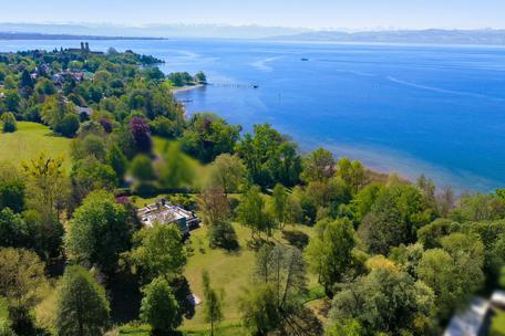 Rarität mit Alpen-Panorama und Seezugang: Ikonische Architekten-Villa mit hoher Privatsphäre