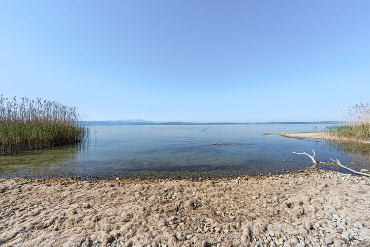 Direct access to the lake