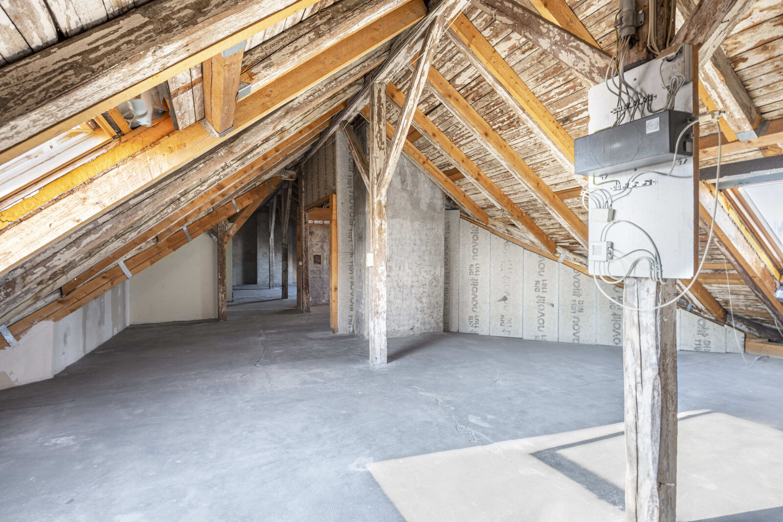 Der ausbaufähige Dachspeicher bietet eine Nutzfläche von ca. 152 m2
