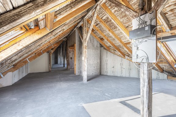 Der ausbaufähige Dachspeicher bietet eine Nutzfläche von ca. 152 m2