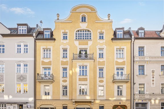 Der denkmalgeschützte Altbau begeistert durch die bildschöne Fassade