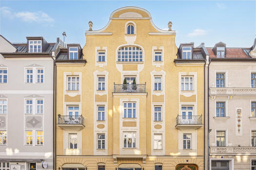 Der denkmalgeschützte Altbau begeistert durch die bildschöne Fassade