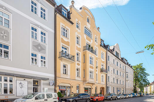 Denkmalgeschützter Altbau mit Aufzug bis ins 4. Obergeschoss