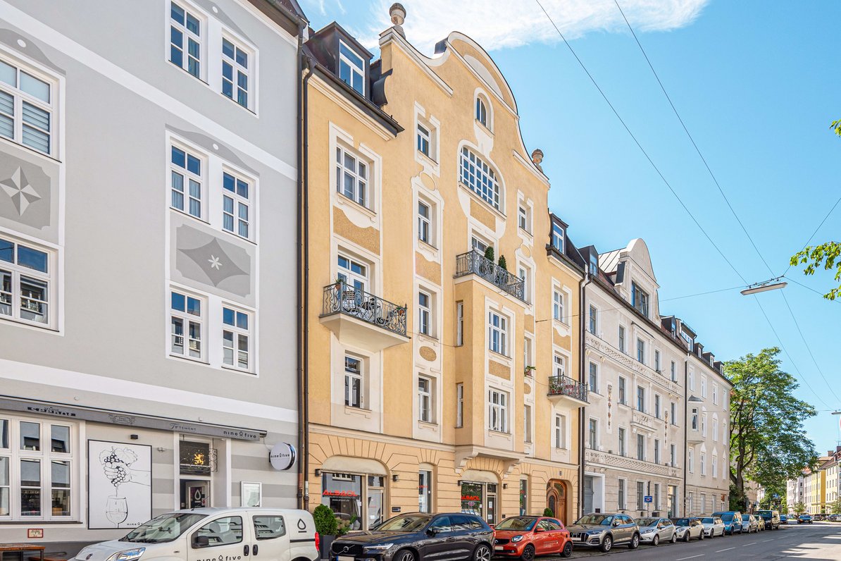 Denkmalgeschützter Altbau mit Aufzug bis ins 4. Obergeschoss
