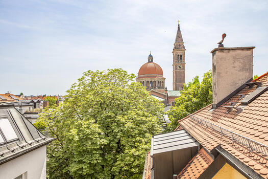 Die Dachgeschoss-Wohnung bietet einen traumhaften Blick auf die St.-Ursula-Kirche