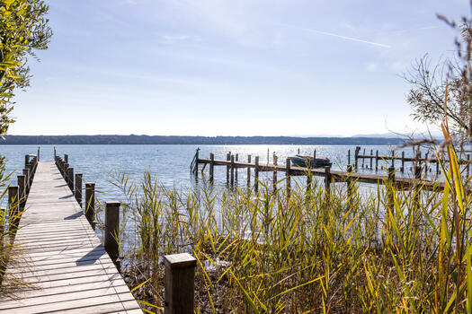 Dream location with lake access