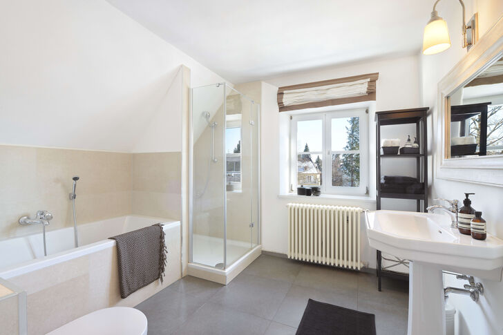 Kinderbad mit Badewanne und Dusche