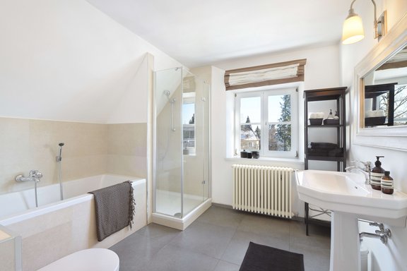 Kinderbad mit Badewanne und Dusche