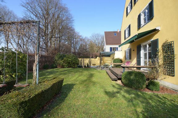 Sonnige West-Terrasse und uneinsehbarer Freisitz