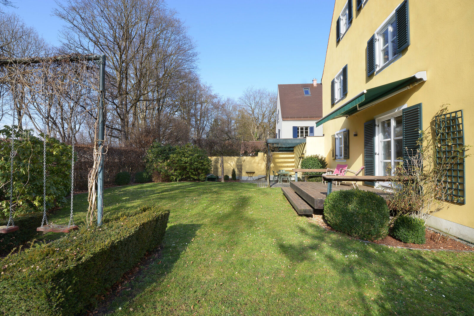 Sonnige West-Terrasse und uneinsehbarer Freisitz