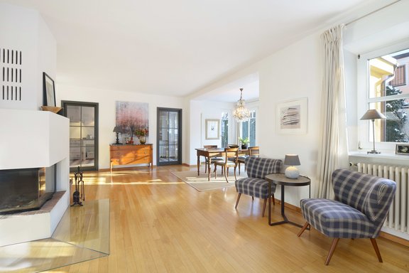 Wohn- und Esszimmer mit offenem Kamin