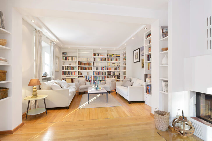 Wohnzimmer mit Bibliothekscharakter