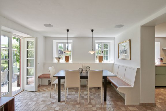 Gartenküche mit Eckbank