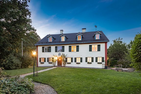 Hausansicht Blaue Stunde