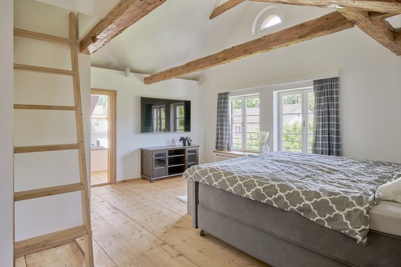 Masterbereich mit Holzgebälk