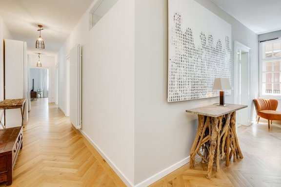 Hell u. weitläufig, Flur 1.OG