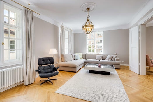 Stilvolles Wohnzimmer, 1.OG