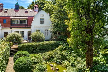 Rarität in Toplage: Historische Villenhälfte von 1894 mit Nebengebäude
