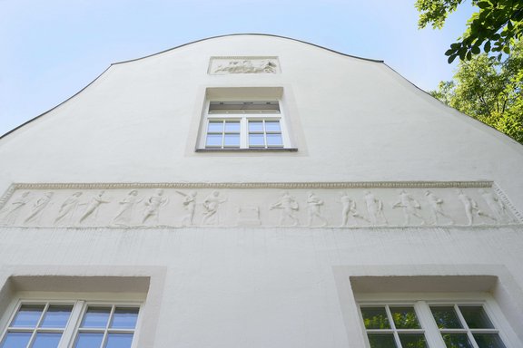 Relief-Fries an der Fassade