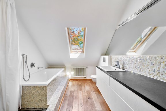 Masterbad mit Wanne und Dusche