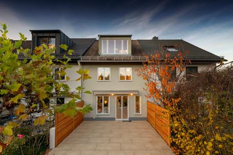 Stillvoll und bezugsbereit: 6-Zimmer-Stadthaus in Gern mit Südgarten und Traumblick