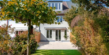 Stillvoll und bezugsbereit: 6-Zimmer-Stadthaus in Gern mit Südgarten und Traumblick