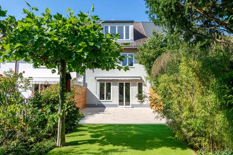 Stillvoll und bezugsbereit: 6-Zimmer-Stadthaus in Gern mit Südgarten und Traumblick