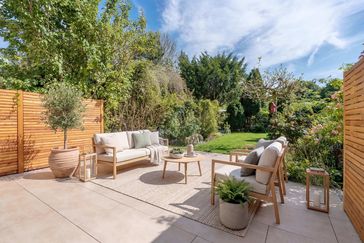 Watch video: Stylish and ready to move into: 6-room townhouse in Gern with south-facing garden and dream view