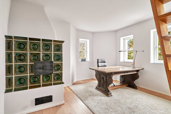 Arbeitszimmer mit Grundofen
