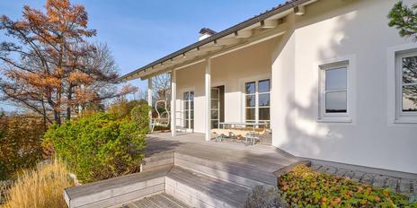 Spacious wonder with a wonderful view and dream garden: High-quality modernized family home