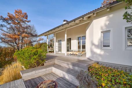 Raumwunder mit herrlicher Aussicht und Traumgarten: Hochwertig modernisiertes Familienanwesen