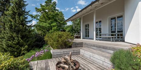 Spacious wonder with a wonderful view and dream garden: High-quality modernized family home