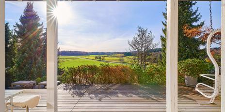 Raumwunder mit herrlicher Aussicht und Traumgarten: Hochwertig modernisiertes Familienanwesen