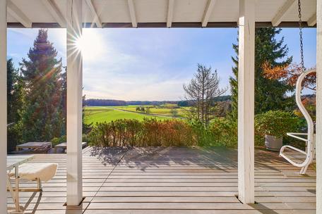 Spacious wonder with a wonderful view and dream garden: High-quality modernized family home