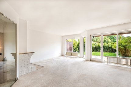 Wohnbereich mit Kamin und Terrassenzugang