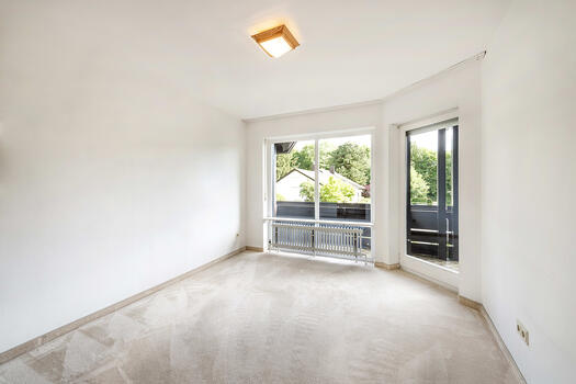 Schlafzimmer mit Südbalkon