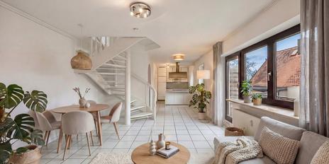 Reizende, gut gegliederte Maisonette-Wohnung mit Balkon in grüner Lage