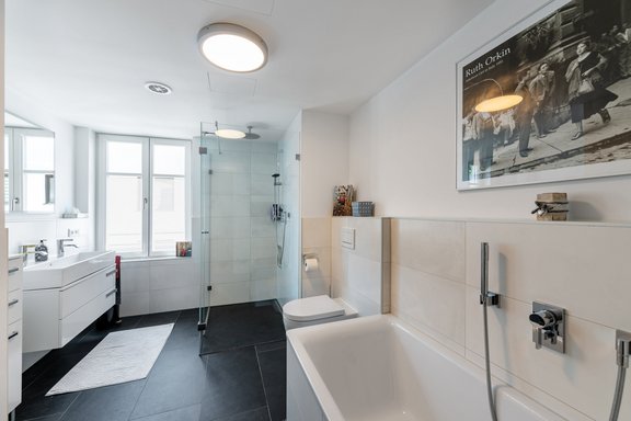 Geräumiges Hauptbad