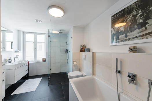 Spacious main bathroom