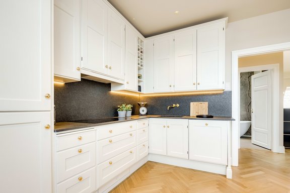 Weiße Schreinerküche