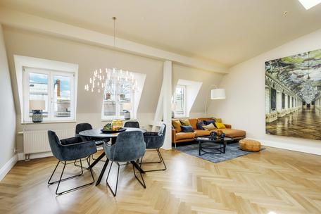 Exklusiv sanierte Altbauwohnung mit Dachterrasse in zentraler Toplage